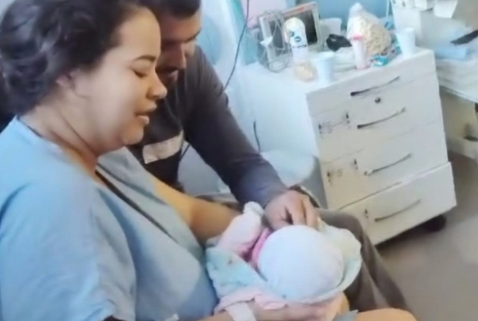 Bebê Isabela reencontra os pais após se sequestrada