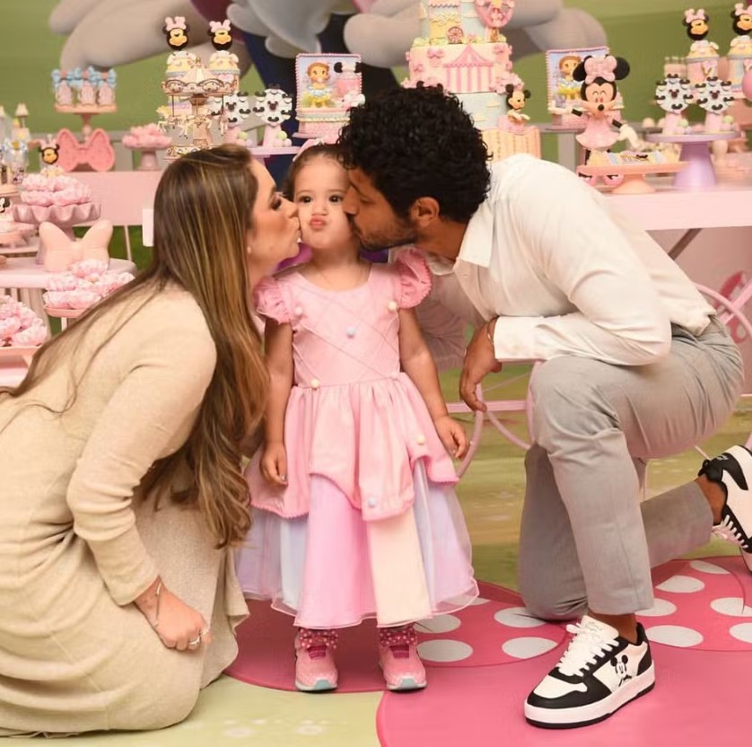 Camila Moura ao lado da família