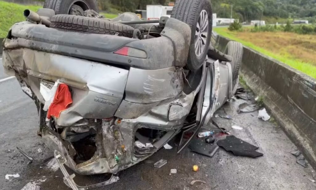 Carro de Dunga capota e fica completamente destruído em rodovia brasileira