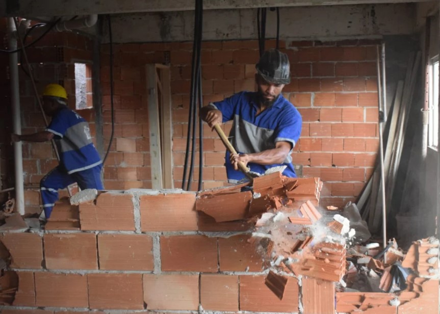 Prefeitura do Rio retoma demolição de prédio de sete andares no Recreio