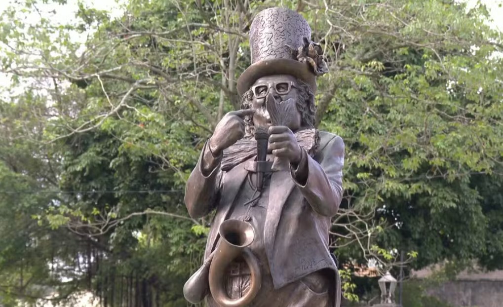 Estátua do Chacrinha na Zona Sul do Rio.