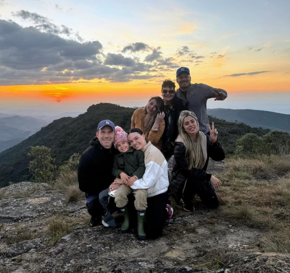 Isis Valverde e Marcus Buaiz ao lado da família