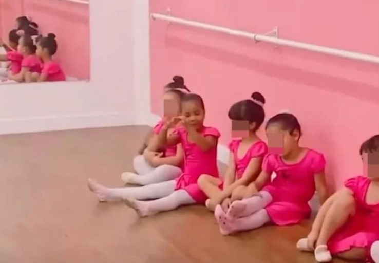 Menina chora ao ver o pai em apresentação de Balé.