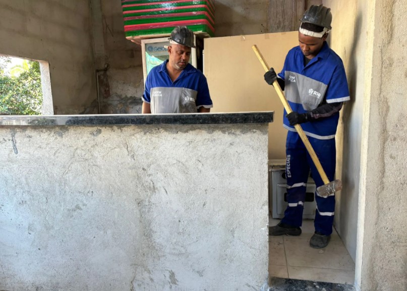 Prefeitura do Rio retoma demolição de prédio de sete andares no Recreio.