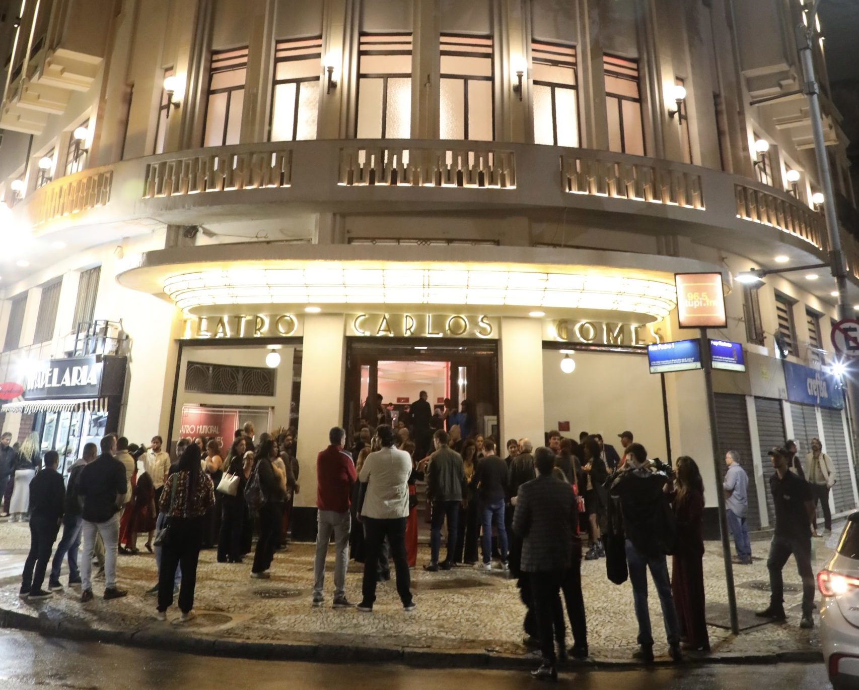 Teatro Carlos Gomes, no Centro do Rio, é reinaugurado.