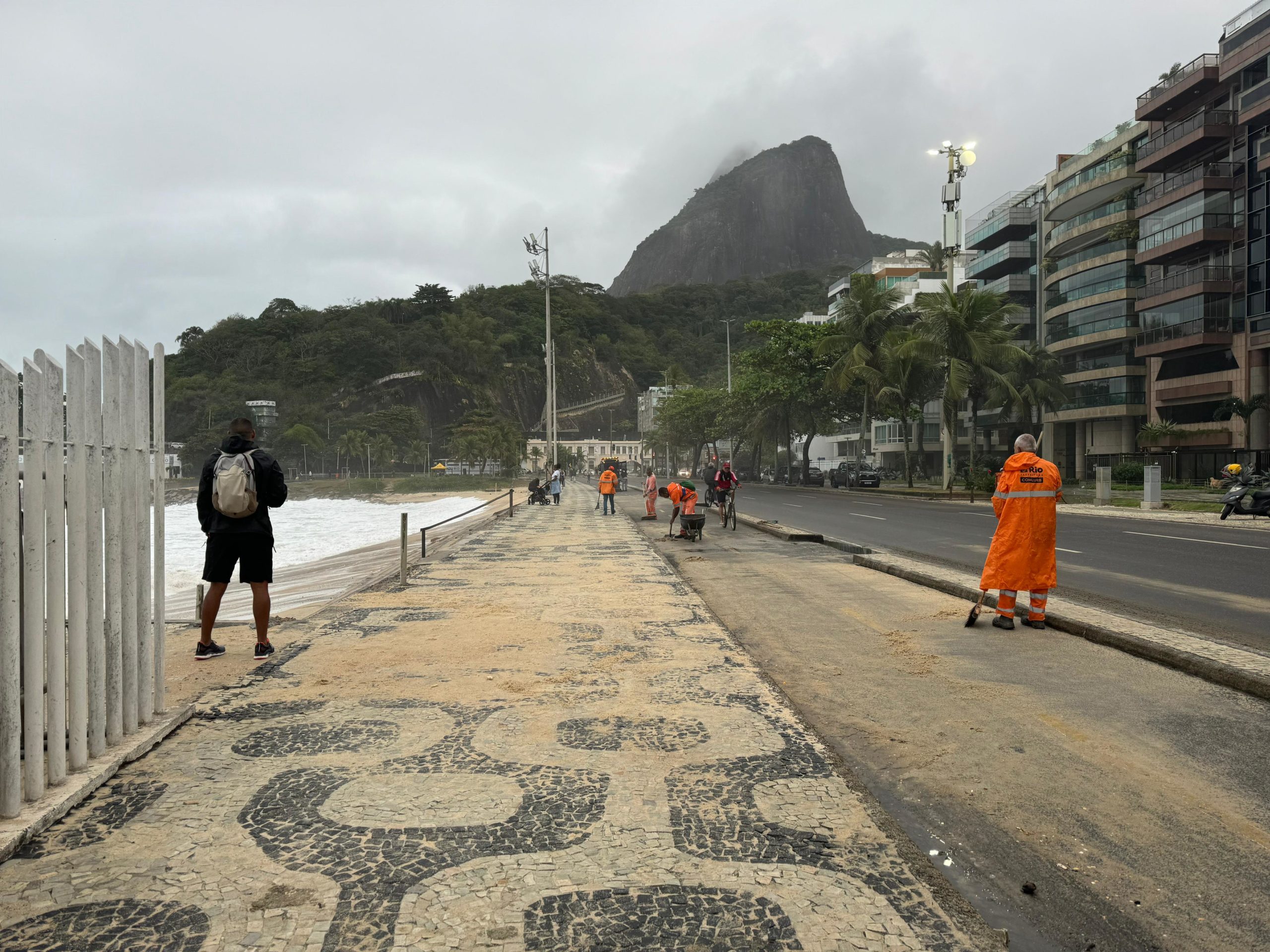 Orla da praia do Leblon após alerta de ressaca.
