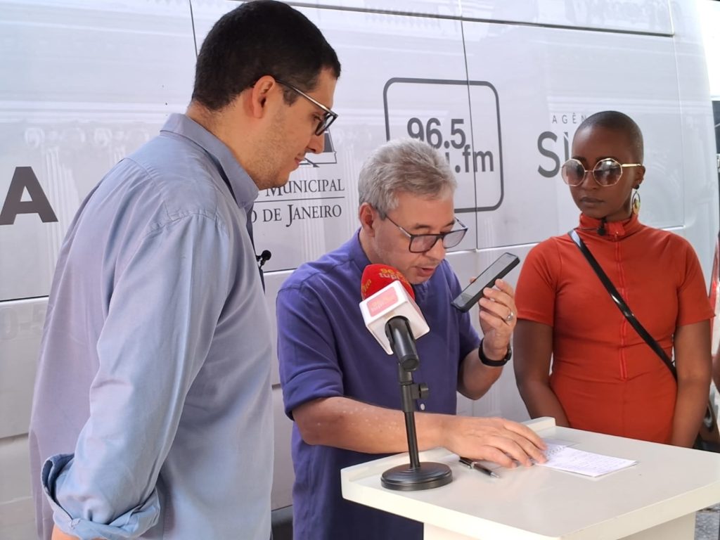 Vereador Rogério Amorim durante a ação "O Povo Pergunta", parceria da Rádio TUpi com a Câmara do Rio.
