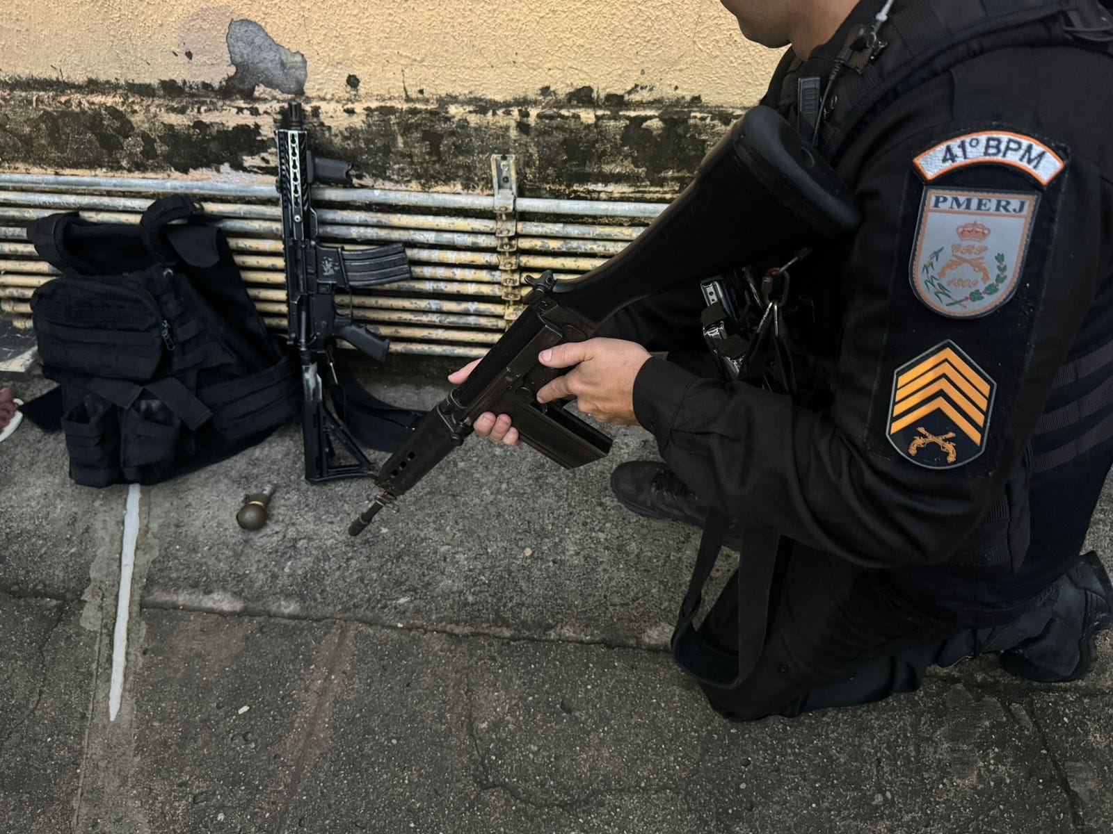 PM prende criminoso com fuzil e granada em Barros Filho