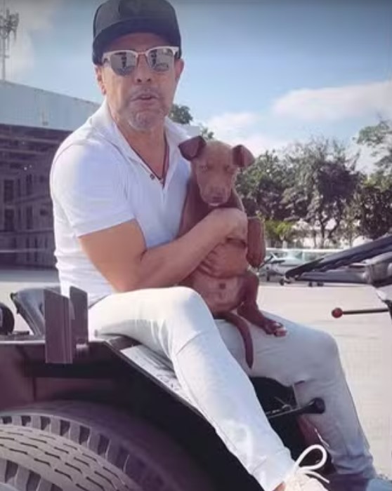 Zezé Di Camargo adota cãozinho.