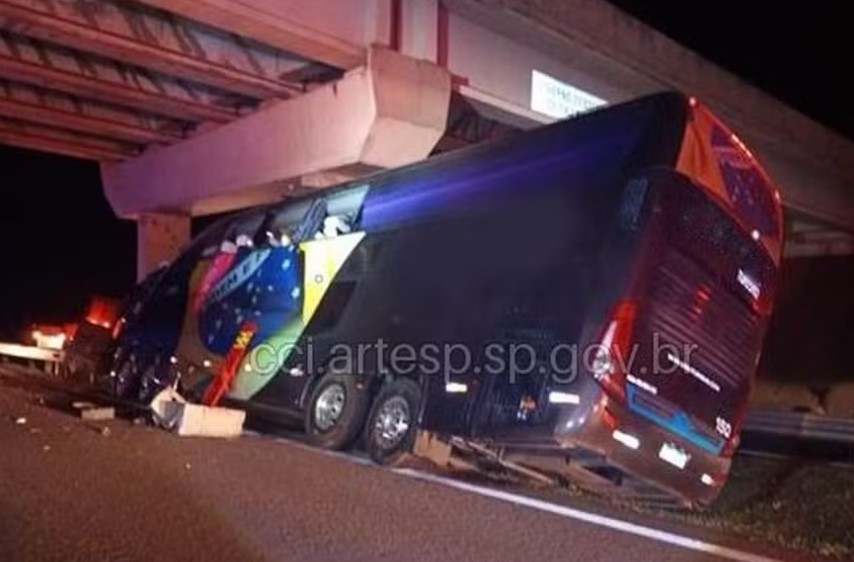Acidente com ônibus em SP deixa ao menos 10 mortos.
