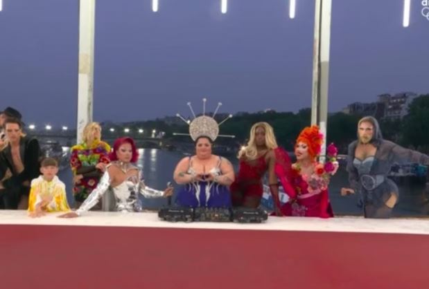 Paródia de "A Última Ceia" com drag queens durante a abertura das Olimpíadas de Paris 2024