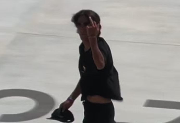 Skatista Jhancarlos González faz gesto obsceno após desempenho ruim