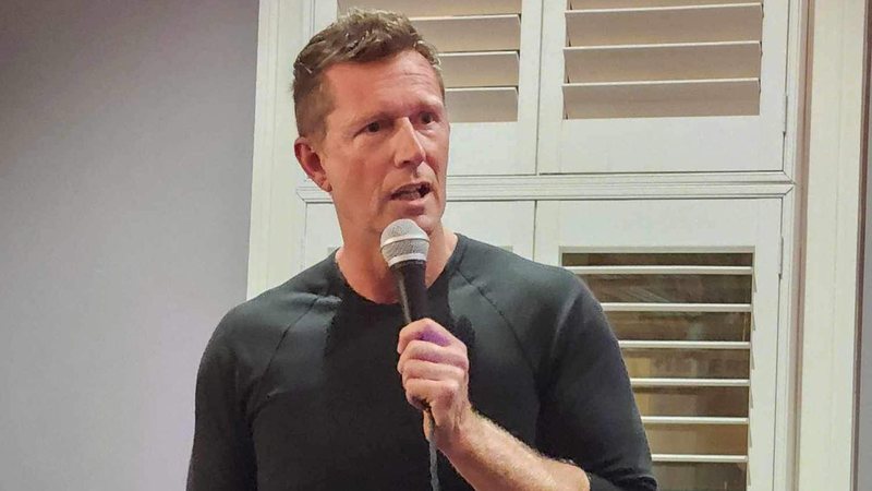 Comediante Tony Knight morre aos 54 anos.