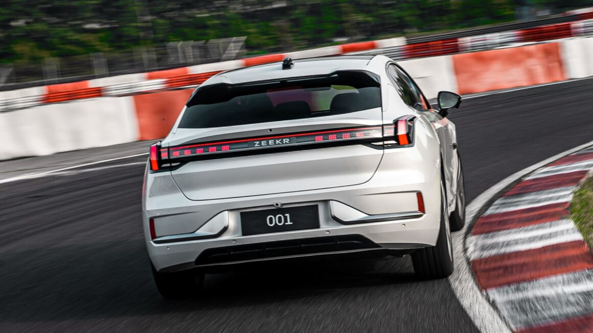 Zeekr revela carros elétricos de luxo e chega ao Brasil