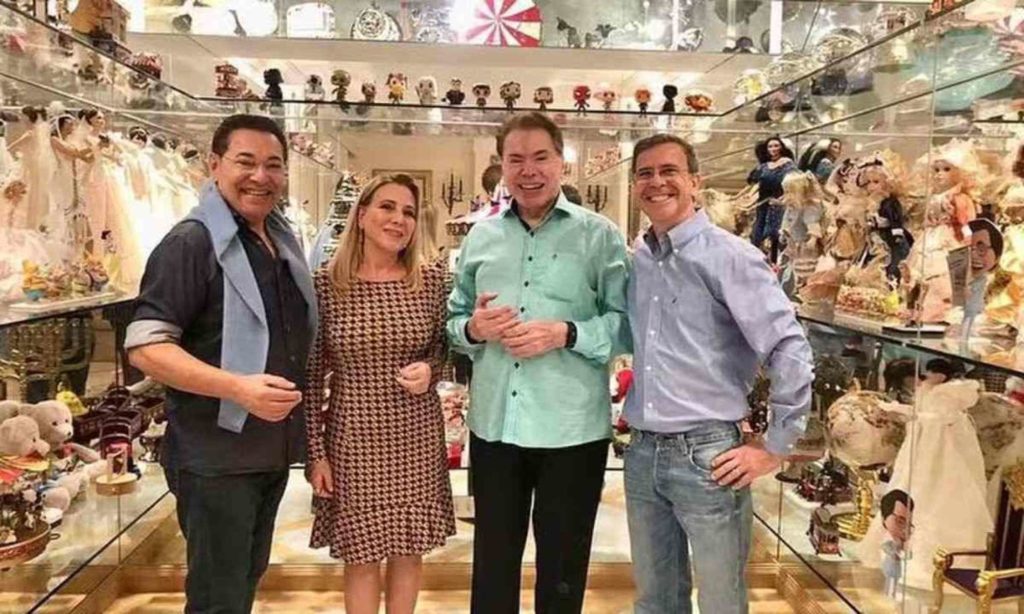 Silvio Santos em um dos cômodos de sua mansão repleto de bonecas.