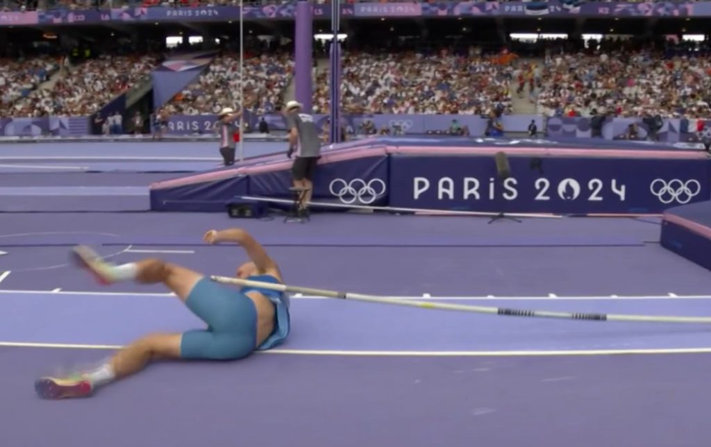 Estoniano não passa da barra no salto com cara e cai de costas no chão.