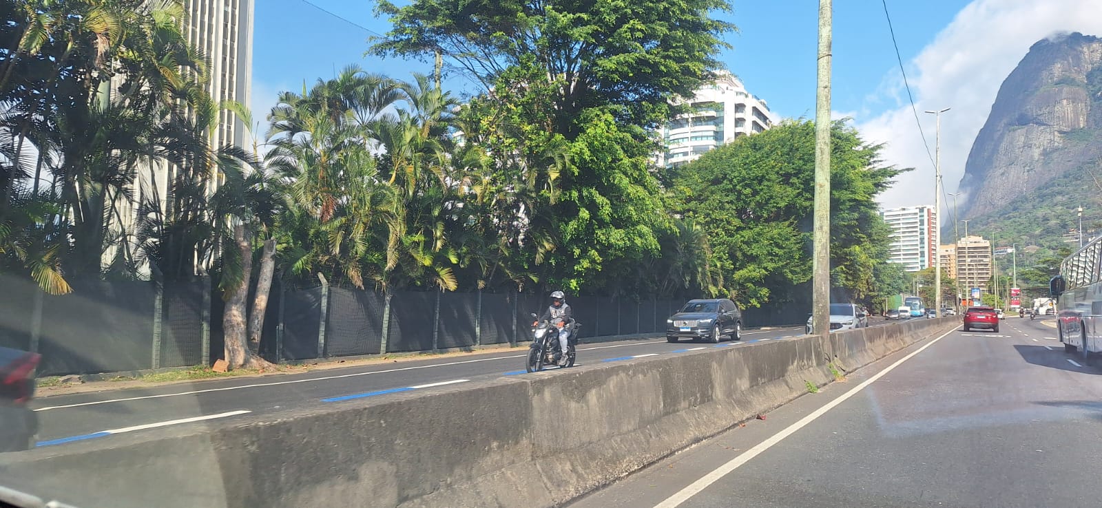 Motofaixa na Autoestrada Lagoa-Barra, nan Zona Sul do Rio