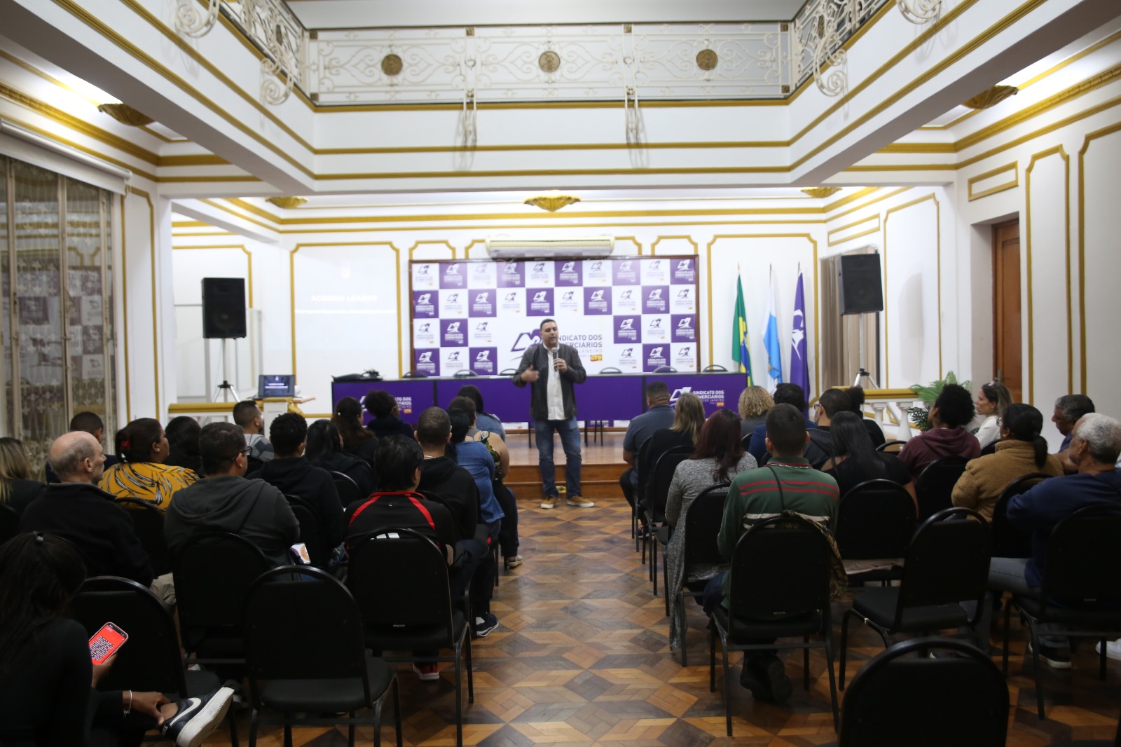 Ex-funcionários da Leader garantem rescisões após demissão em massa