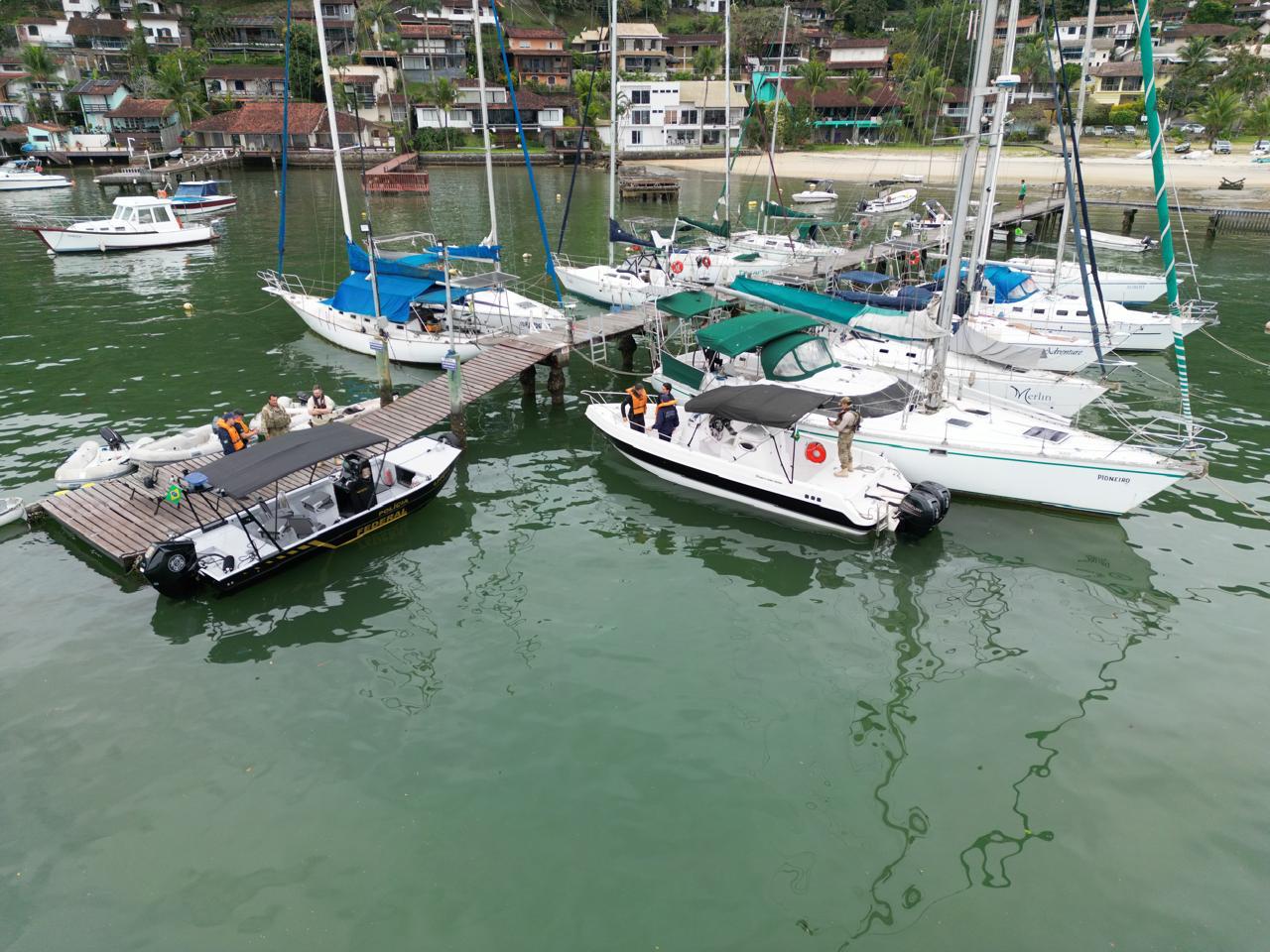 Polícia Federal apreende sete embarcações em operação contra contrabando na Baía da Ilha Grande