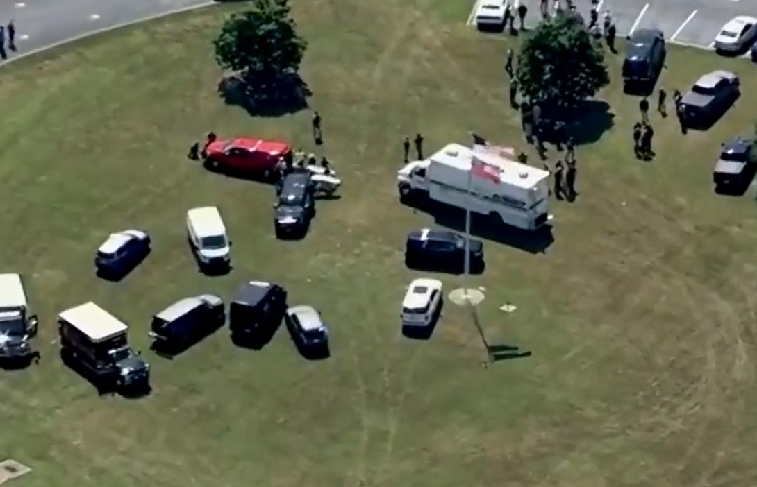 Escola nos EUA é alvo de atirador.