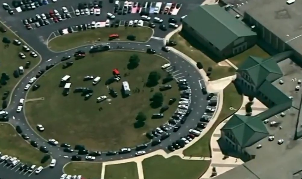 Escola nos EUA é alvo de atirador.