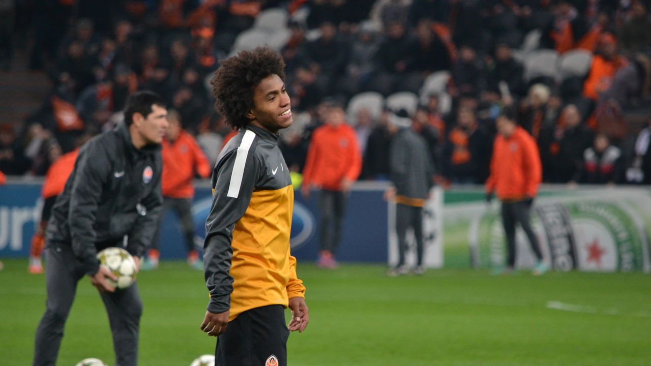 Willian livre no mercado da bola: Futuro incerto do atacante