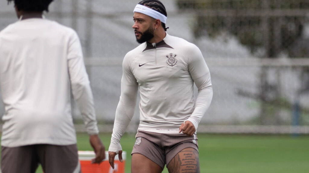 Memphis Depay é criticado no Corinthians por diferença em estilo de jogo