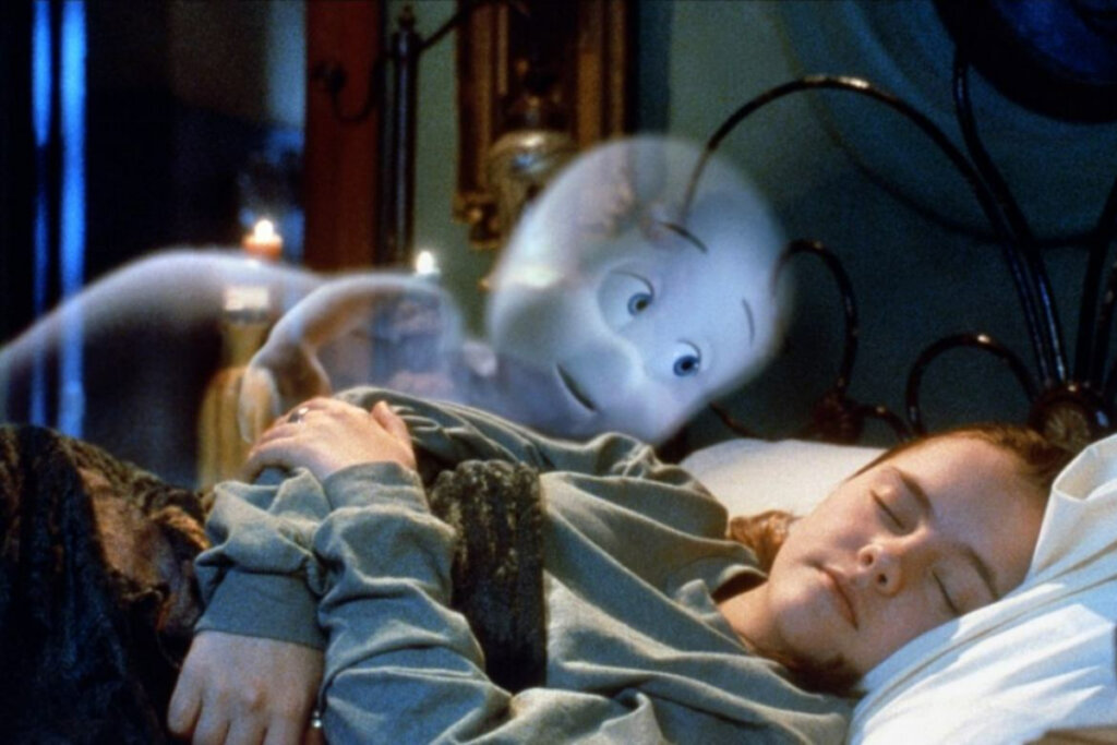 Jovem dormindo enquanto um fantasma a observa dormir