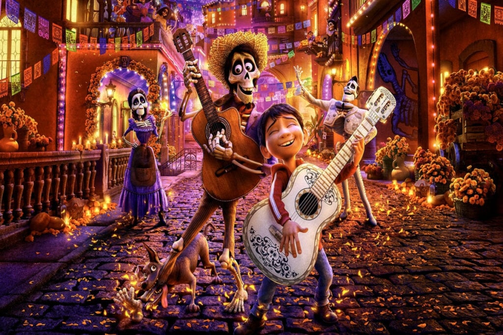 Um menino cantando e brincando com um homem caveira