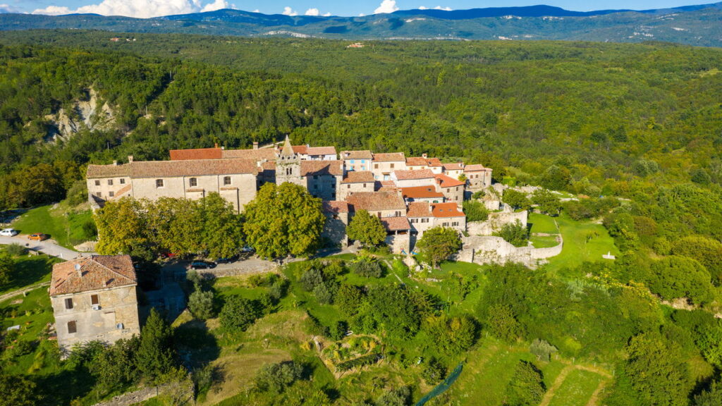 Essa joia escondida na Europa tem praias e castelos de tirar o fôlego