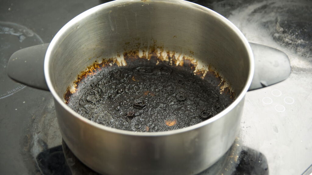 Adeus panela queimada: esse truque simples com sal pode facilitar a limpeza da panela