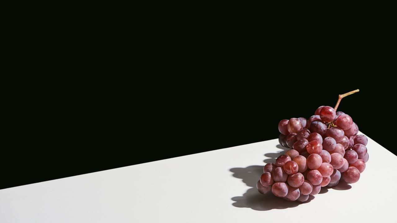 Comer uvas debaixo da mesa: Simpatia para prosperidade e amor no ...