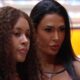 Giovanna Jacobina e Gracyanne Barbosa observam com atenção o desenrolar de uma dinâmica no reality show.
