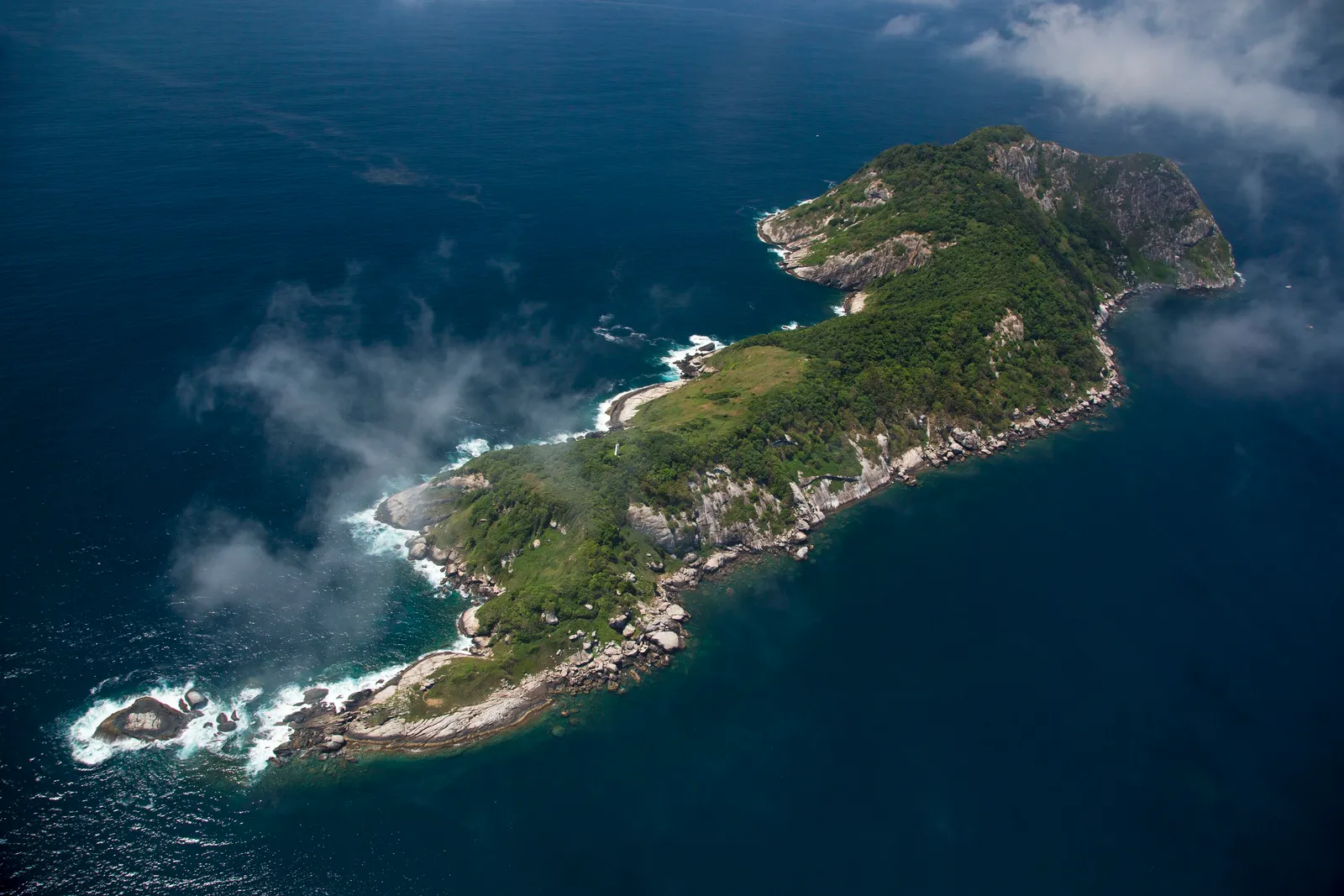 Por que a Ilha da Queimada Grande é considerada um dos lugares mais perigosos do Brasil
