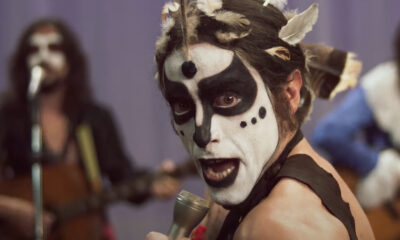 Jesuíta Barbosa interpreta Ney Matogrosso em cena íntima com parceiro de atriz