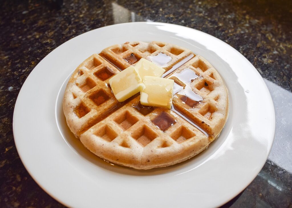 Waffle recheado virou alternativa prática para transformar sobras em lanches crocantes