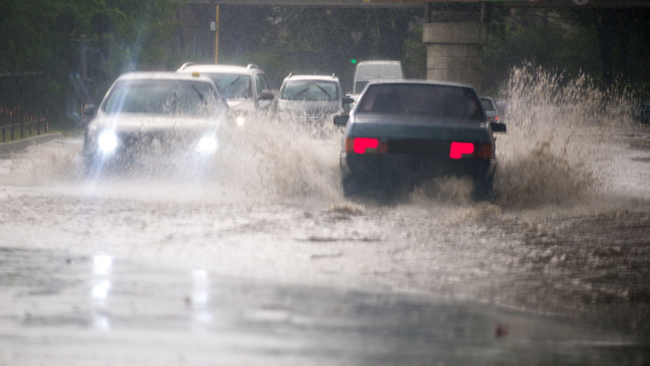 Céu encoberto, chuva e clima abafado marcam o dia no Rio hoje