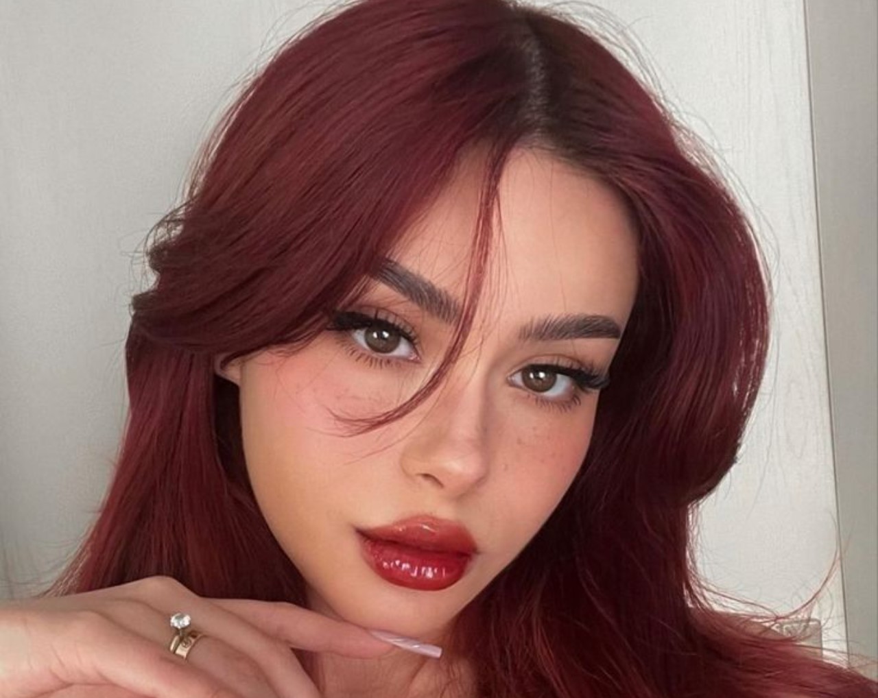 Borgonha no cabelo é tudo que você precisa pra renovar o visual com estilo