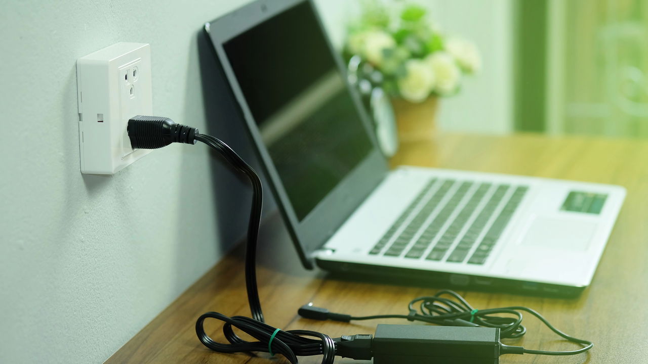 Deixar o notebook na tomada pode danificar a bateria?