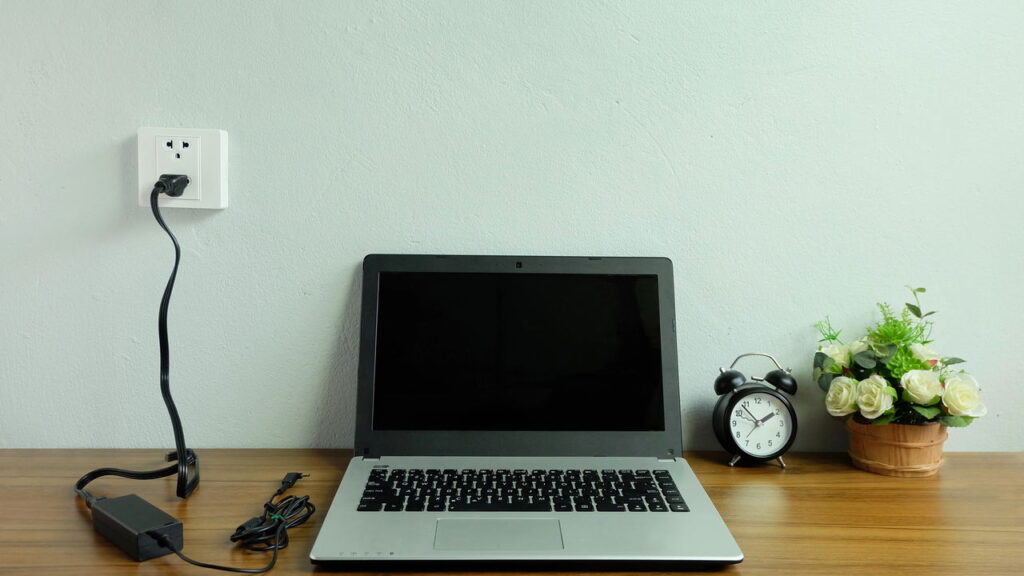 Deixar o notebook na tomada pode danificar a bateria?