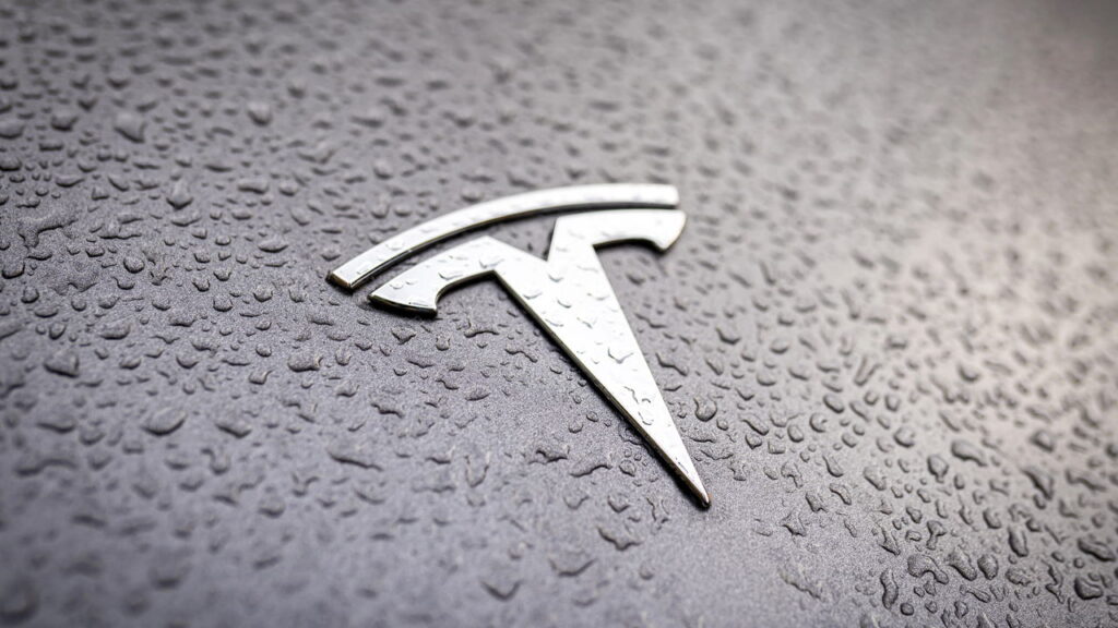 Tesla vende recurso caro que não entrega total autonomia