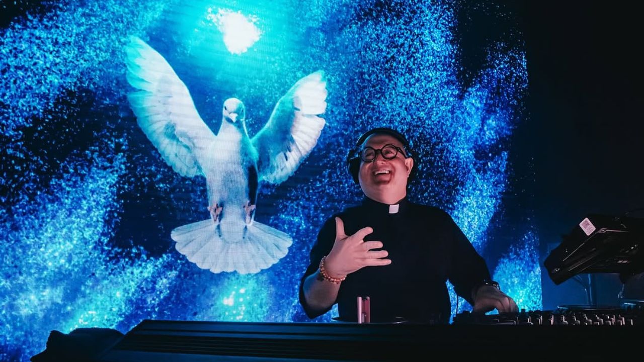 Vídeo: padre DJ viraliza ao fazer 