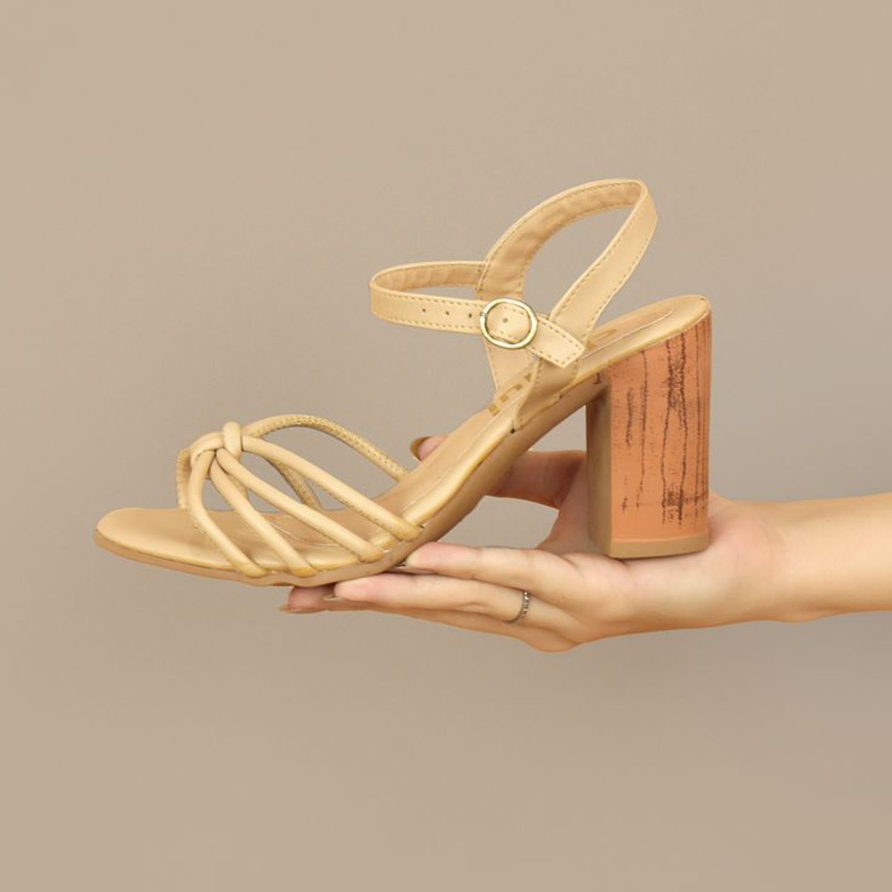 Look chique sem esforço! Como usar sandálias com salto de madeira e arrasar!