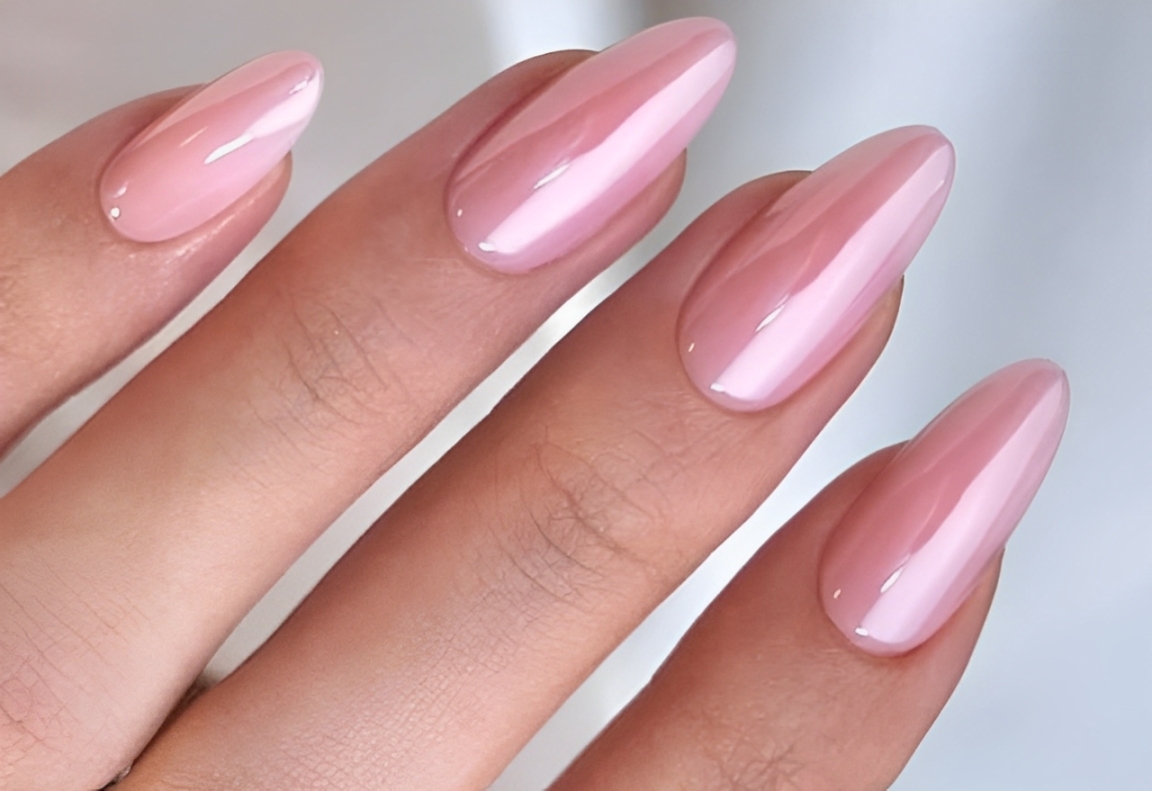 Unhas brilhantes translúcidas, a nova trend minimalista que deixa qualquer look sofisticado!