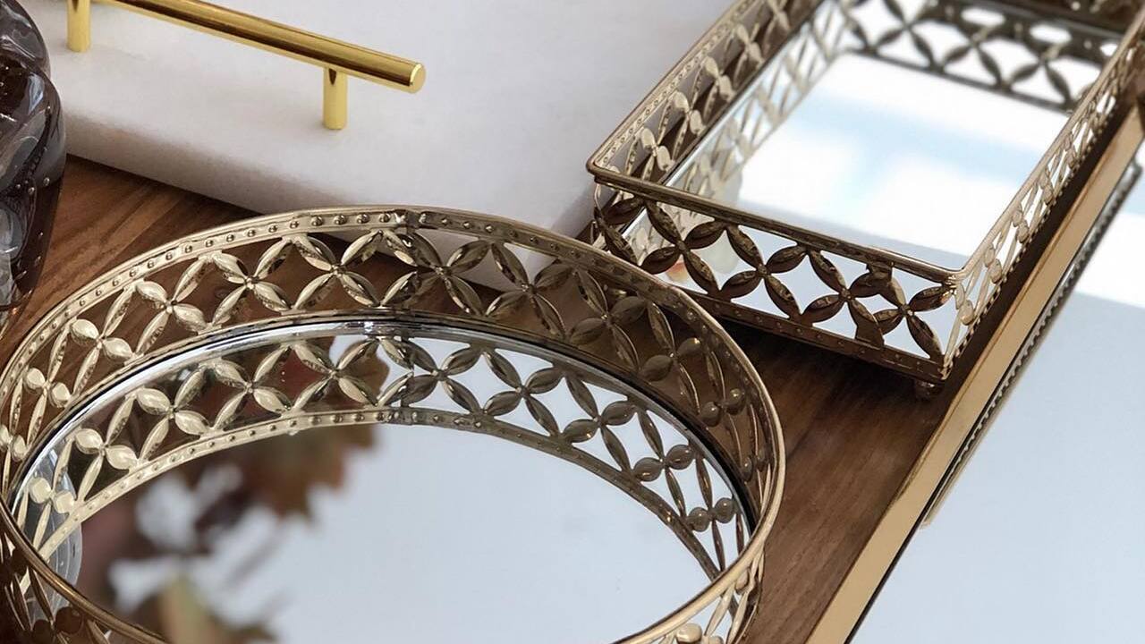 Bandejas espelhadas são o novo luxo discreto da sua casa
