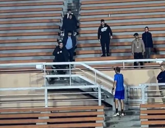 Tenista se irrita e discute com torcedor na arquibancada