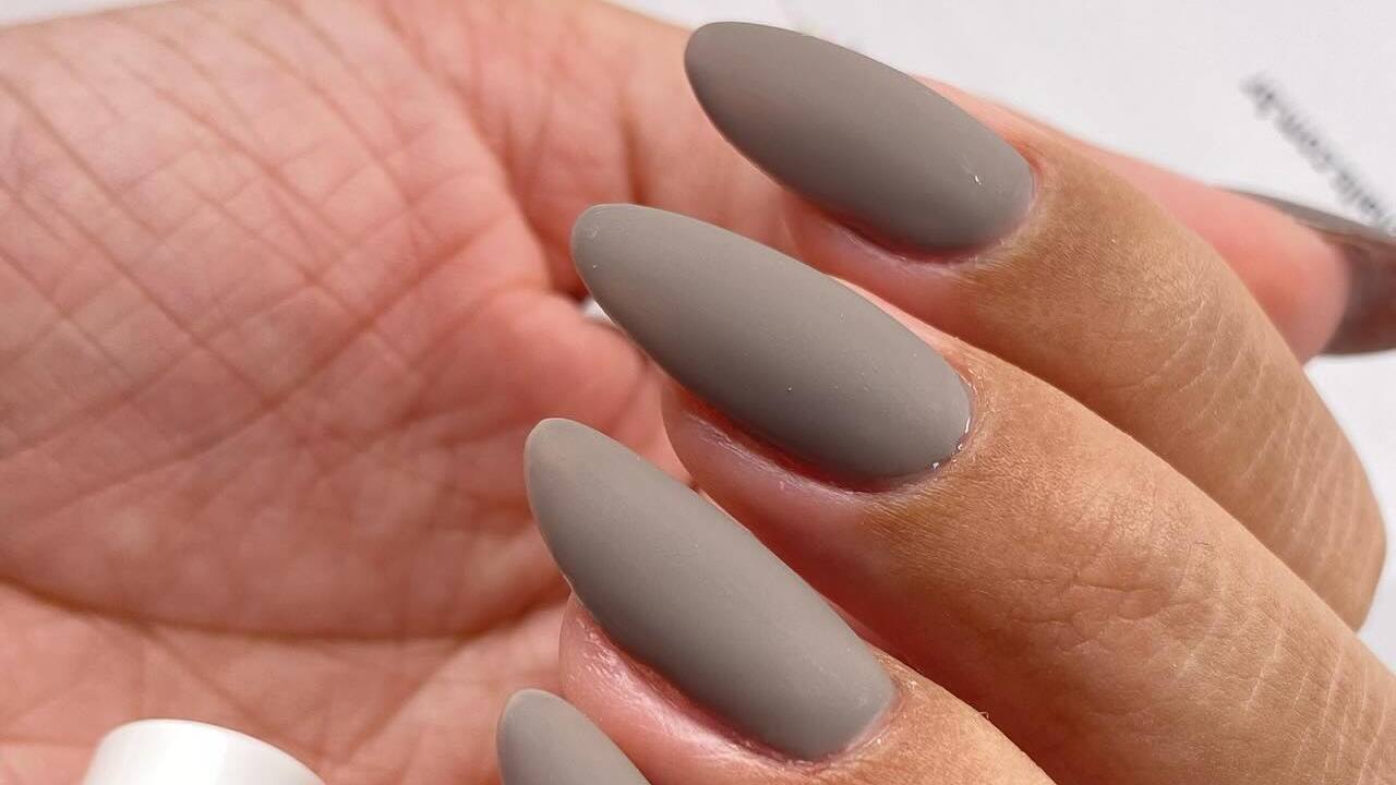 Unhas minimalistas nunca estiveram tão em alta quanto agora