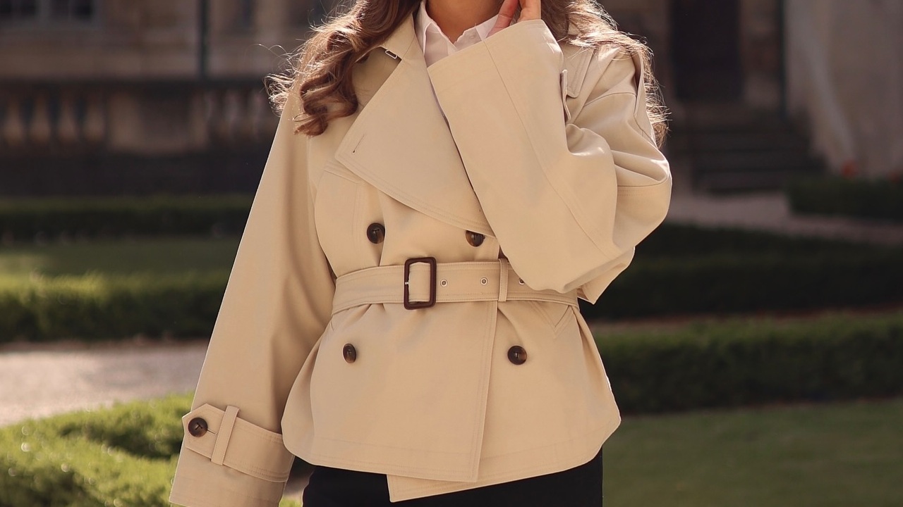 Trench coat cropped é a aposta para looks poderosos e modernos