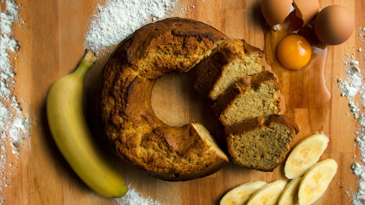 Bolo de banana fit usa que só três ingredientes e fica pronto em 25 minutos