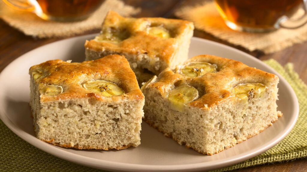 Bolo de banana fit com 3 ingredientes conquista quem prova